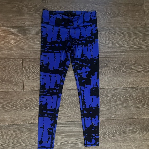 ALO Yoga Pants - ALO Yoga Leggings in Blue and Black